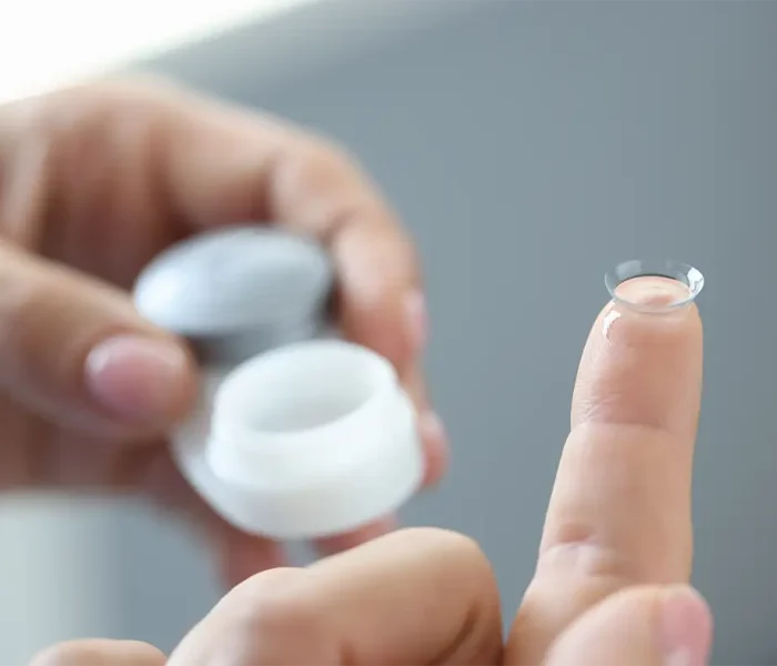 nueva-lente-de-contacto-transparente-en-medicina-para-los-dedos-y-concepto-de-vision copia